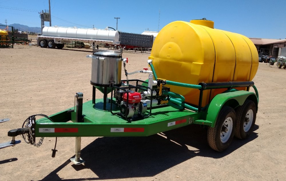 Remolque con tanque para agua cap. 4,000 lts y tolva inox mezcladora de veneno de  70 lts.